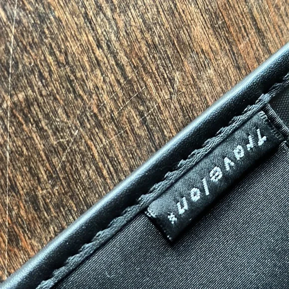 - Travel on Passport Wallet Travel Safe- pockets NWOT! Excellent condition - Picture 2 of 8